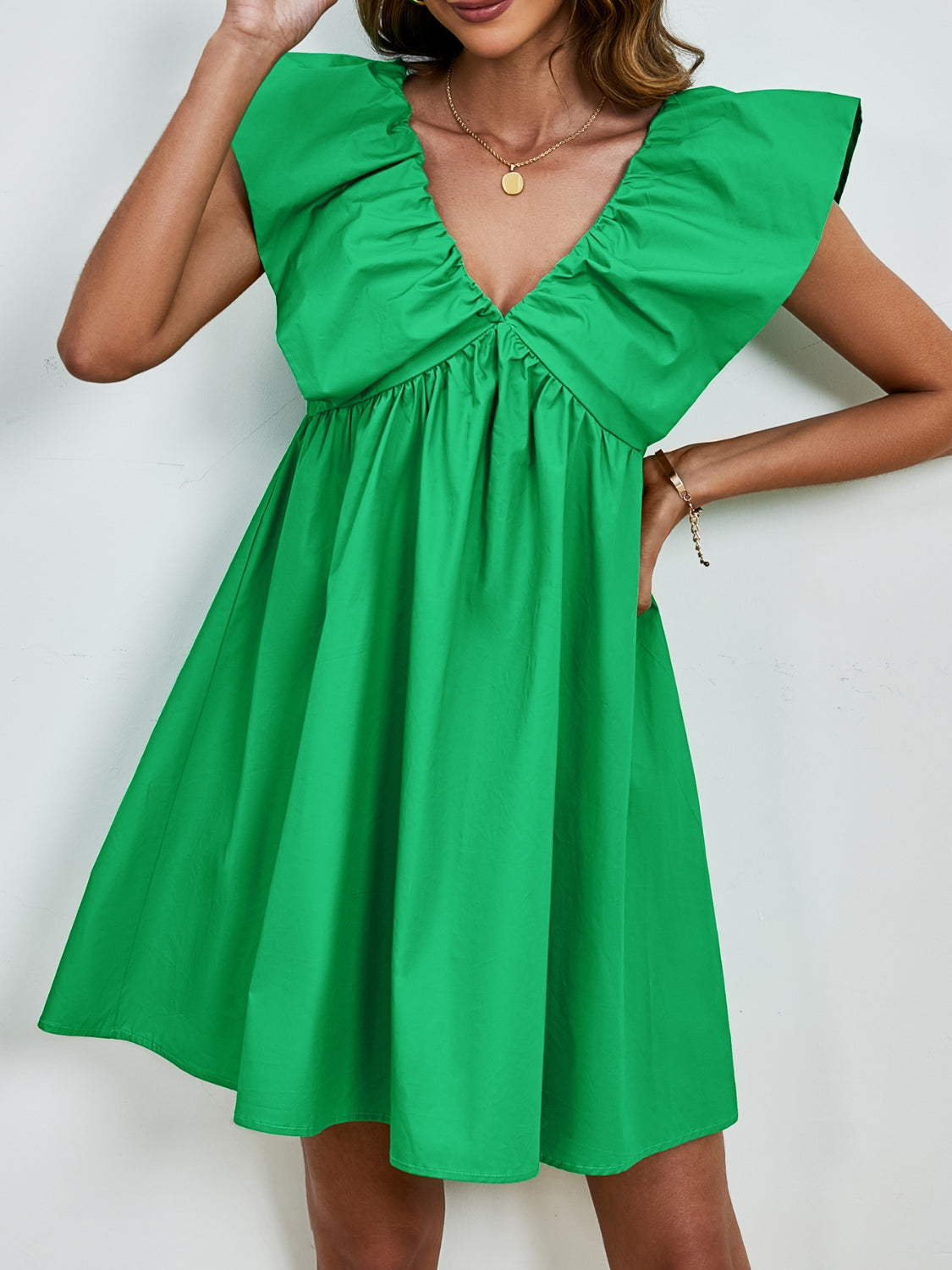 Sienna - Robe mini à col en V avec manches cape et jupe évasée en couleur unie vive