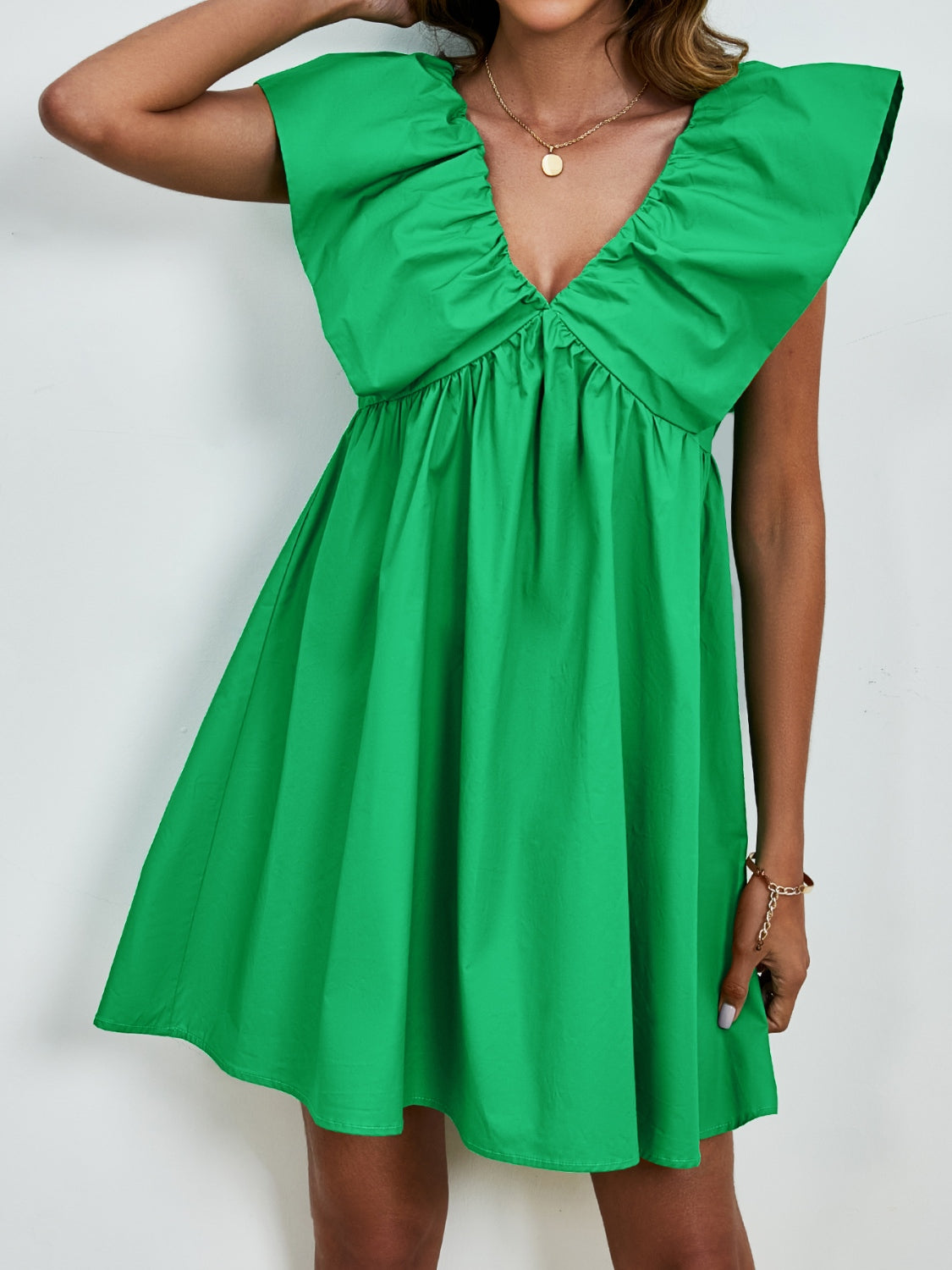 Sienna - Robe mini à col en V avec manches cape et jupe évasée en couleur unie vive