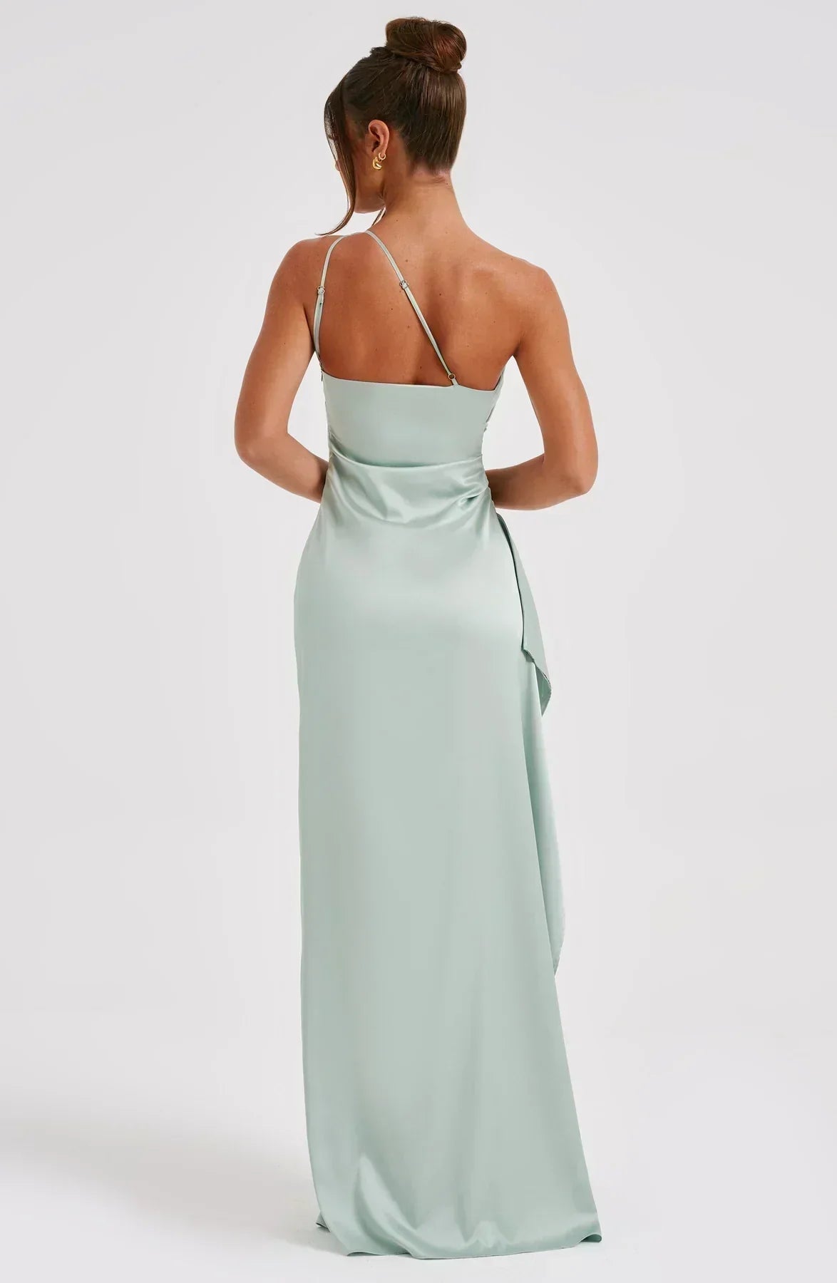 Ava - Robe Maxi Satinée à Fente avec Épaule Dégagée