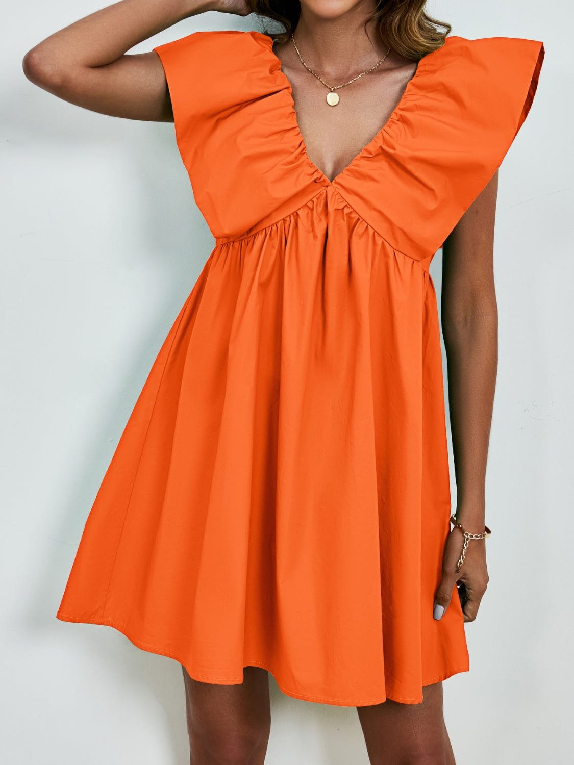 Sienna - Robe mini à col en V avec manches cape et jupe évasée en couleur unie vive