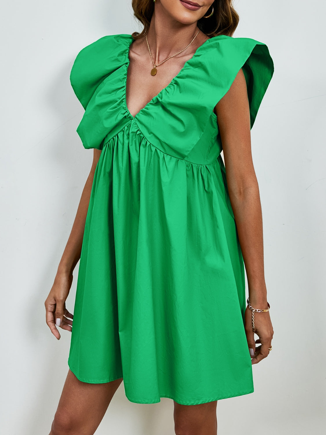 Sienna - Robe mini à col en V avec manches cape et jupe évasée en couleur unie vive