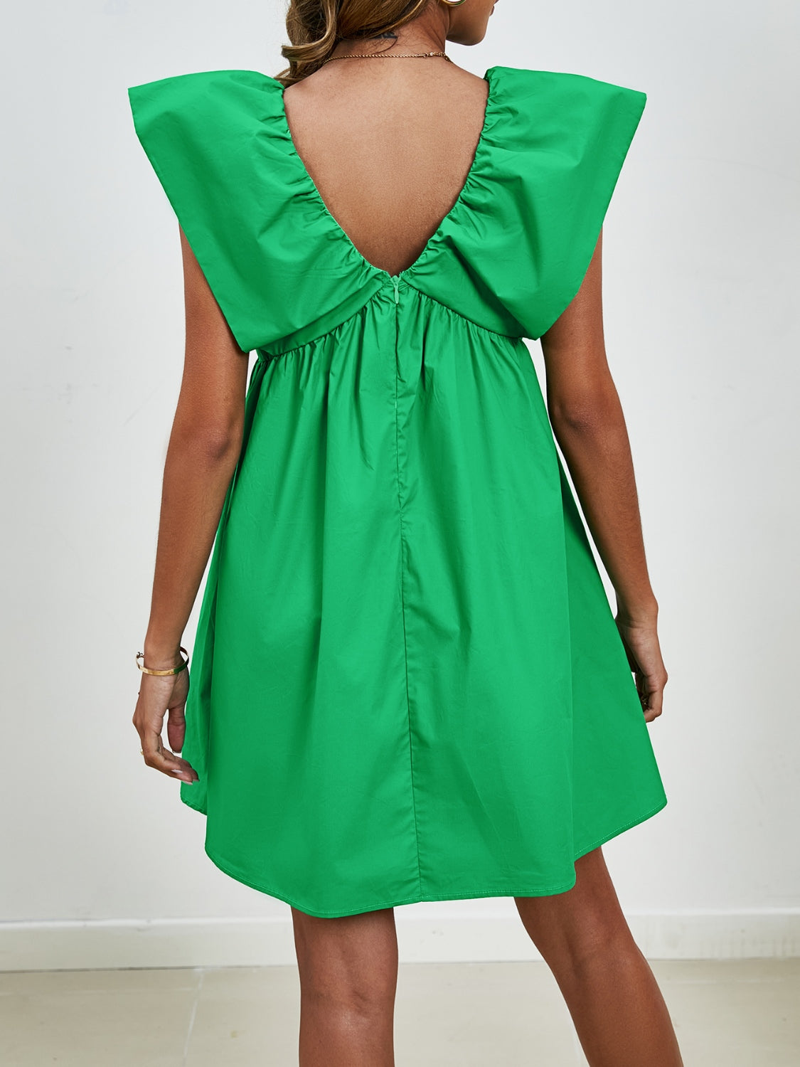 Sienna - Robe mini à col en V avec manches cape et jupe évasée en couleur unie vive