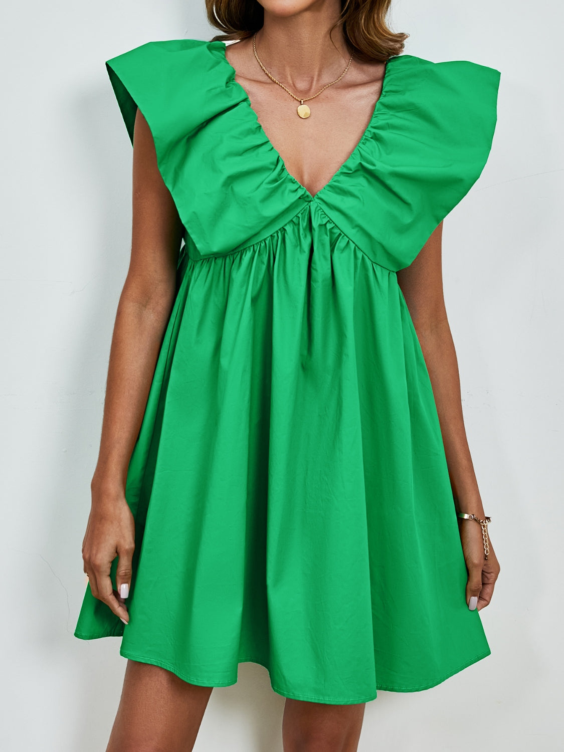 Sienna - Robe mini à col en V avec manches cape et jupe évasée en couleur unie vive