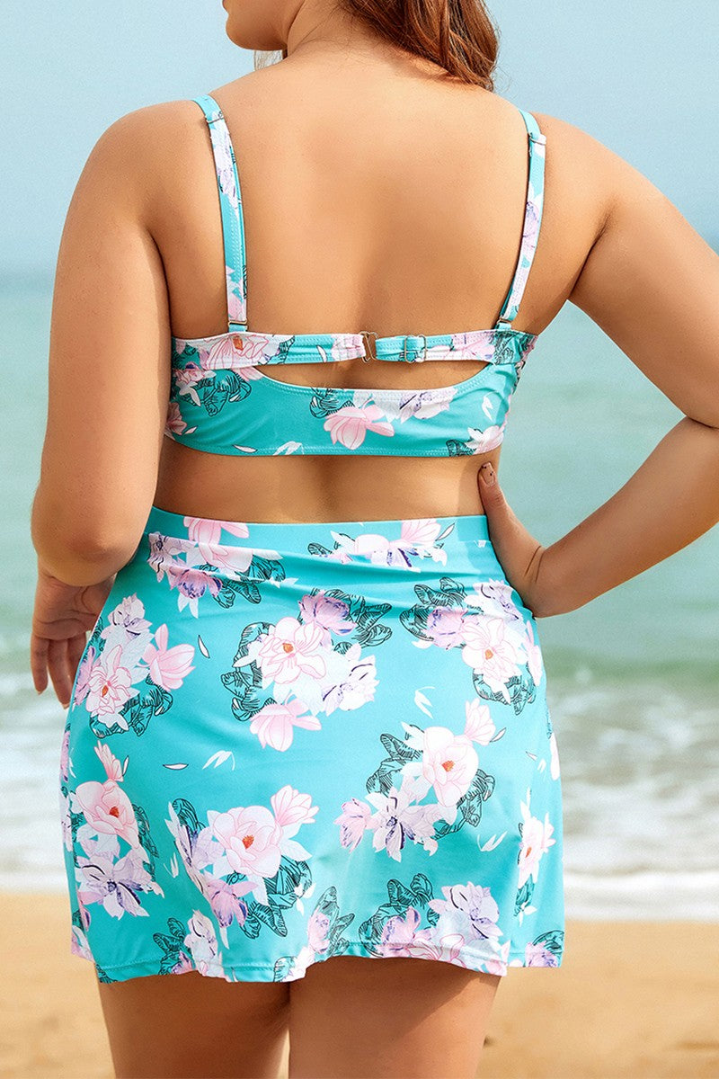 Sophie - Bikini deux pièces grande taille bleu clair avec fleurs roses composé d'un balconnet et d'une jupe-short