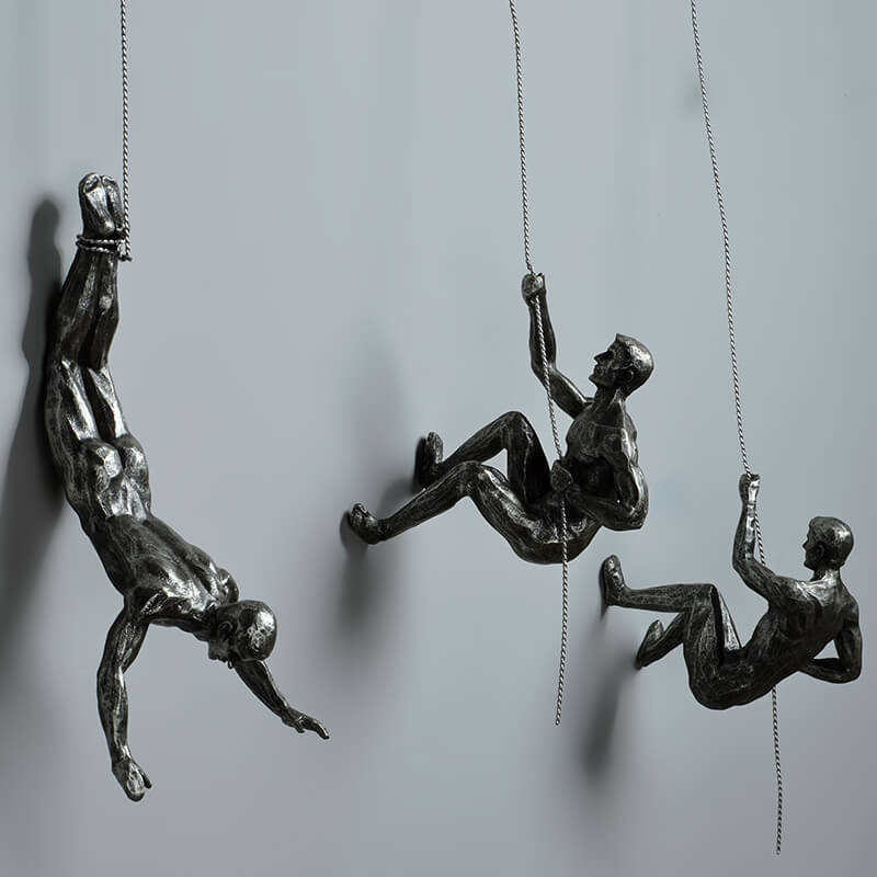 Statuistica - Sculpture murale dynamique d'hommes grimpant en 3 poses différentes, une décoration intérieure accrocheuse