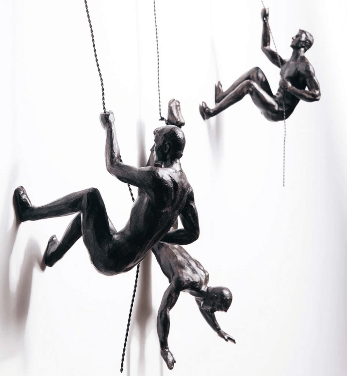 Statuistica - Sculpture murale dynamique d'hommes grimpant en 3 poses différentes, une décoration intérieure accrocheuse