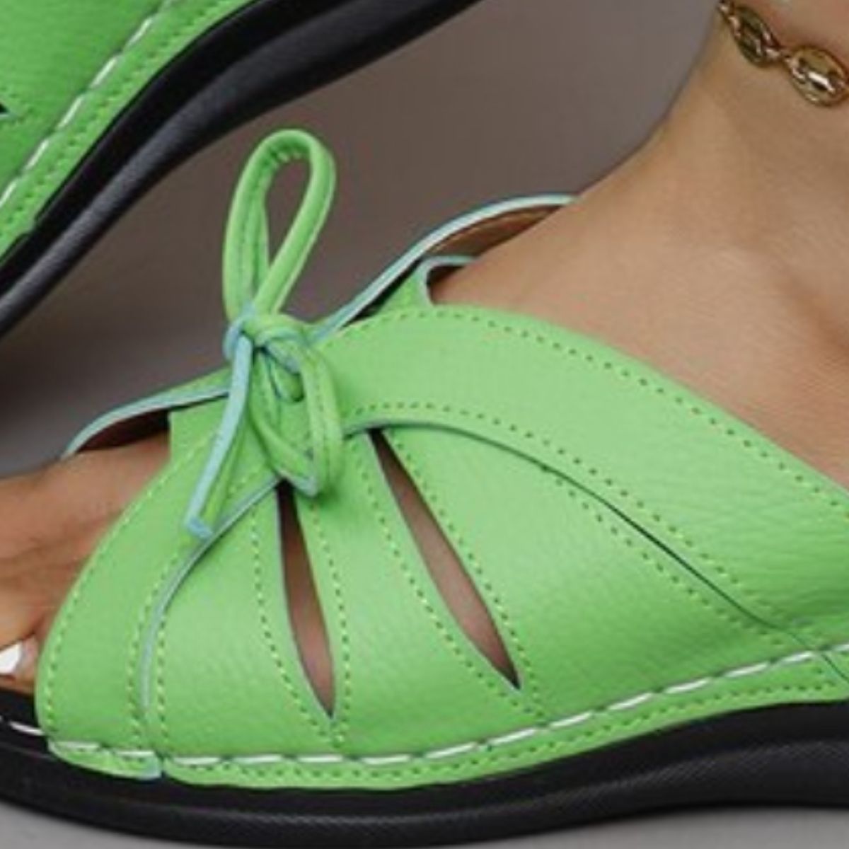 Eden - Sandales à Enfiler Confortables en Cuir Végan avec Bout Ouvert Talon Bas et Noeud