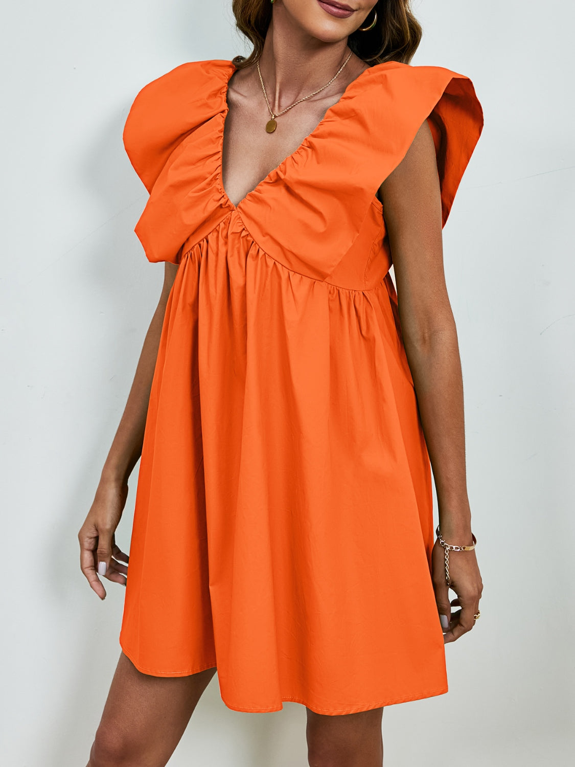 Sienna - Robe mini à col en V avec manches cape et jupe évasée en couleur unie vive