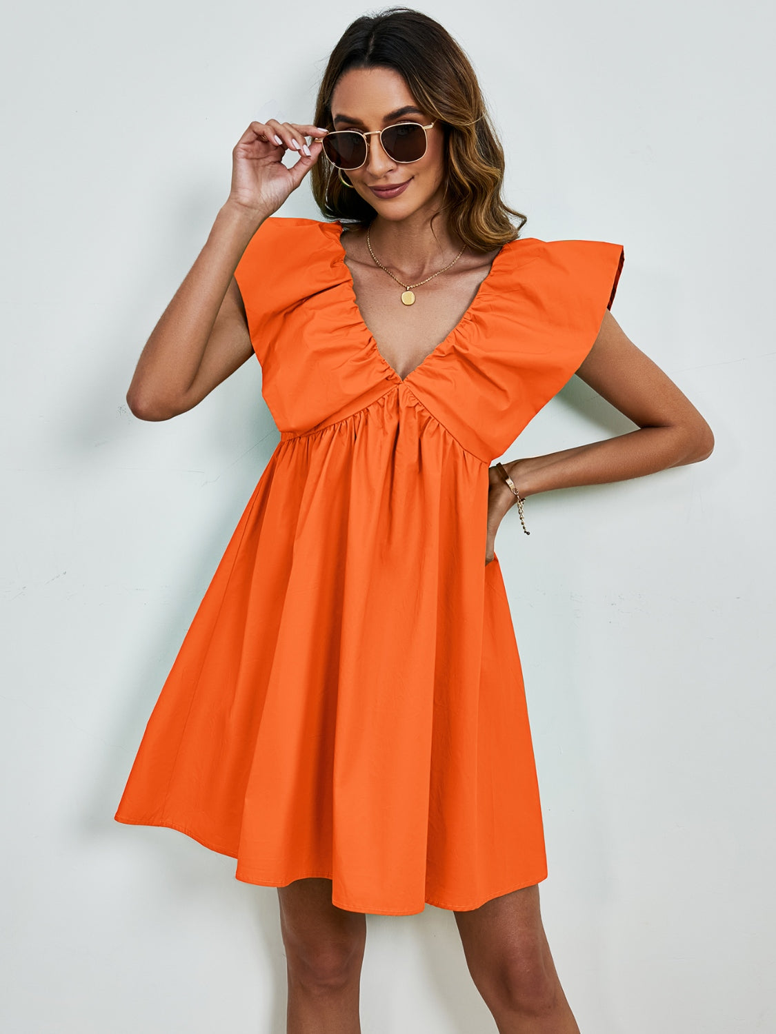 Sienna - Robe mini à col en V avec manches cape et jupe évasée en couleur unie vive