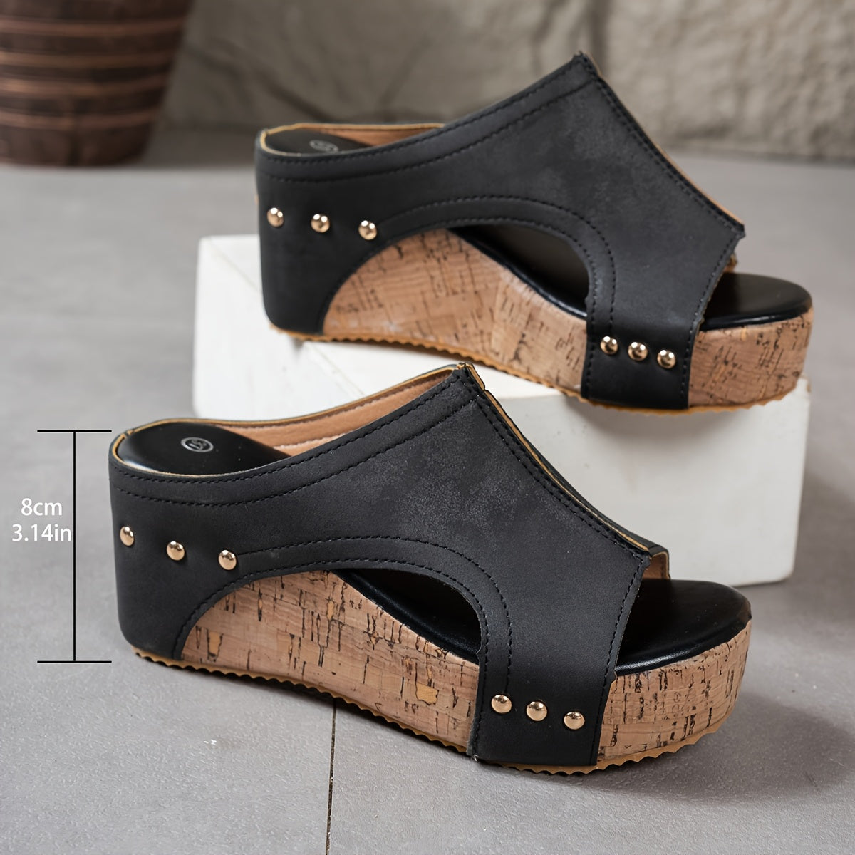Mira - Sabots à talons compensés ouverts avec clous et cuir respirant