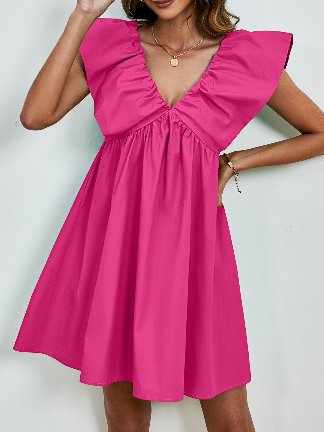 Sienna - Robe mini à col en V avec manches cape et jupe évasée en couleur unie vive