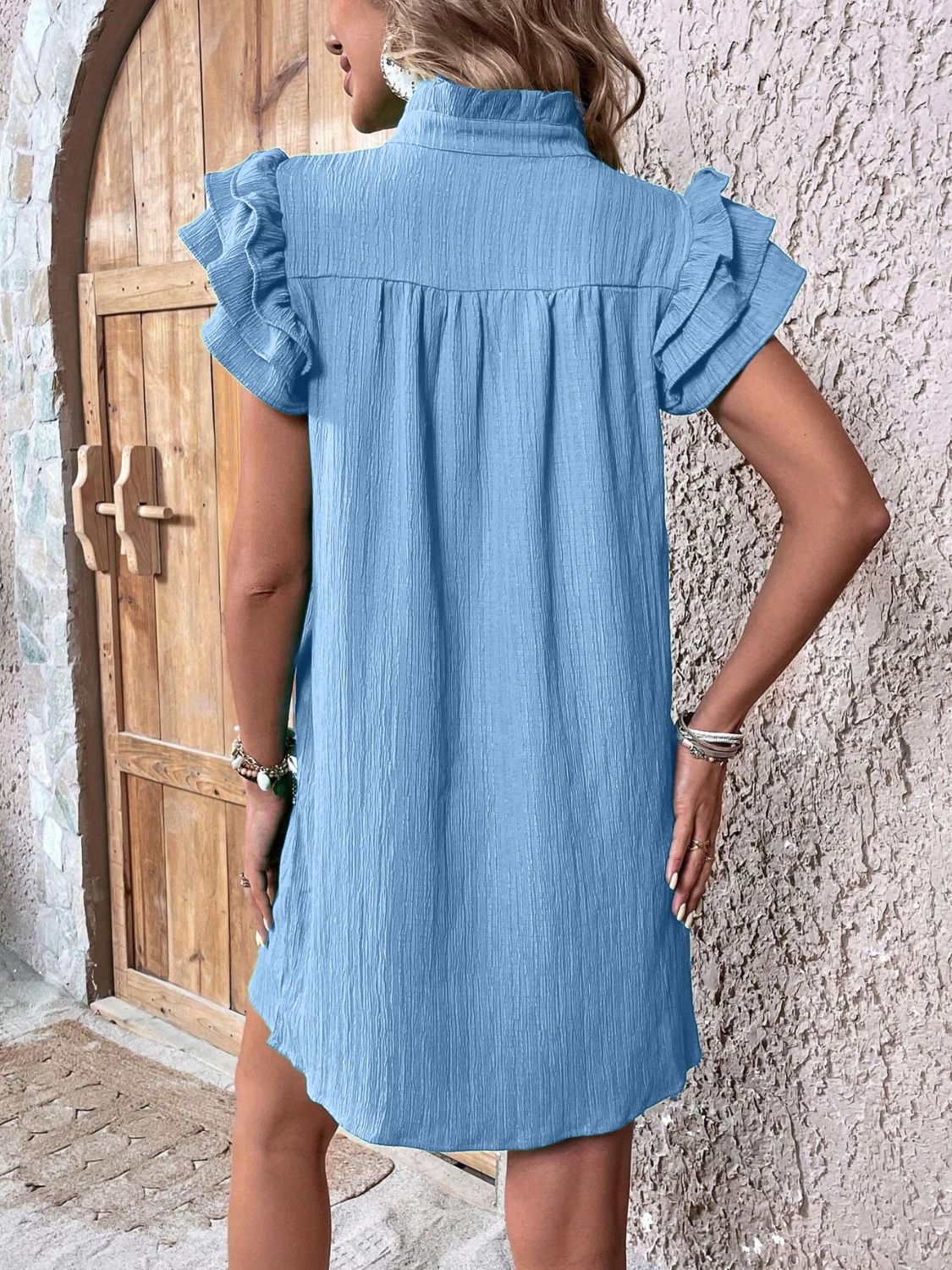 Leena – Robe Mini à Volants avec Mancherons Fendus et Encolure Fendue