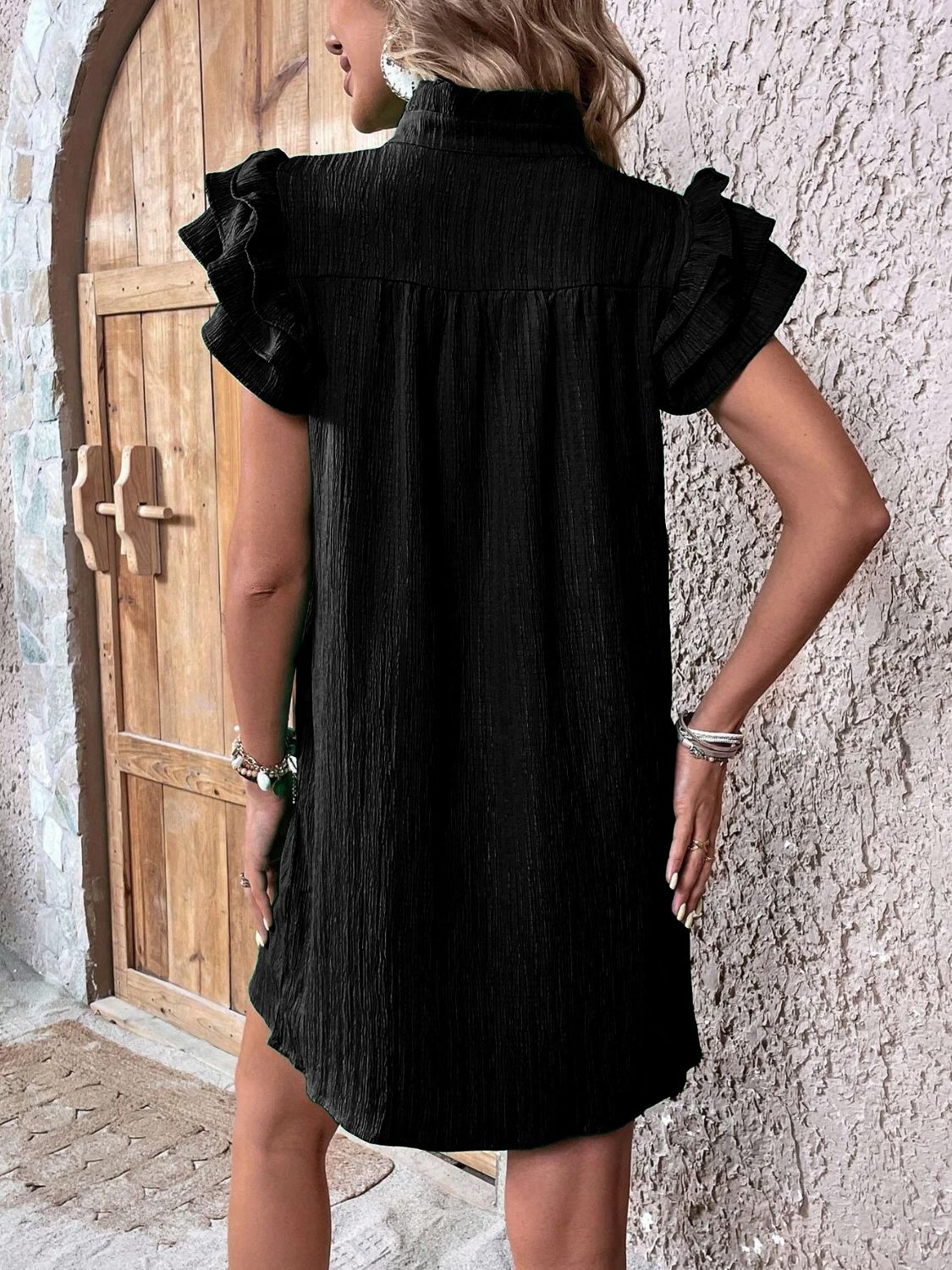 Leena – Robe Mini à Volants avec Mancherons Fendus et Encolure Fendue