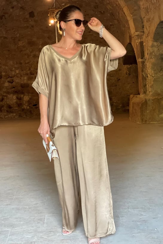 Olivia - Ensemble top en satin à col en V et pantalon à jambes larges