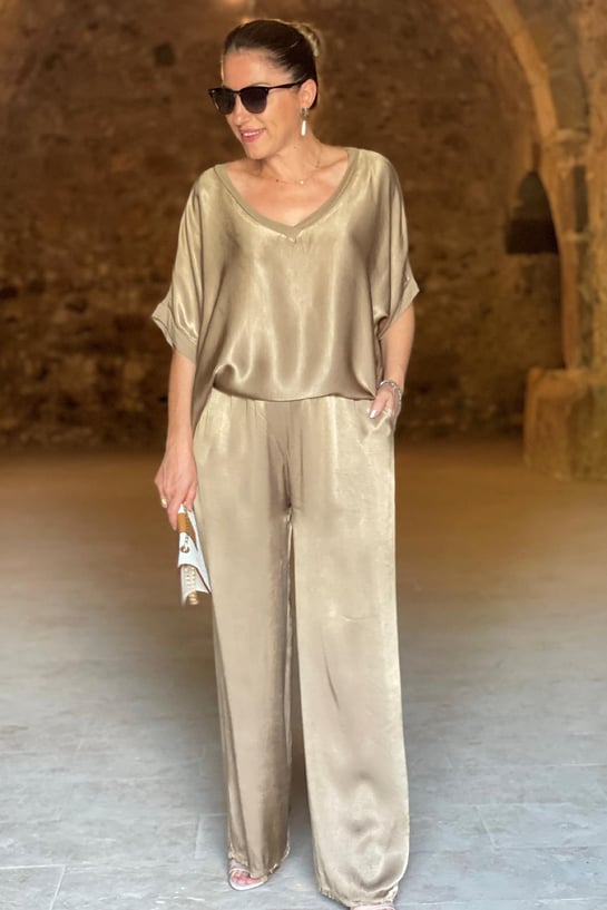Olivia - Ensemble top en satin à col en V et pantalon à jambes larges
