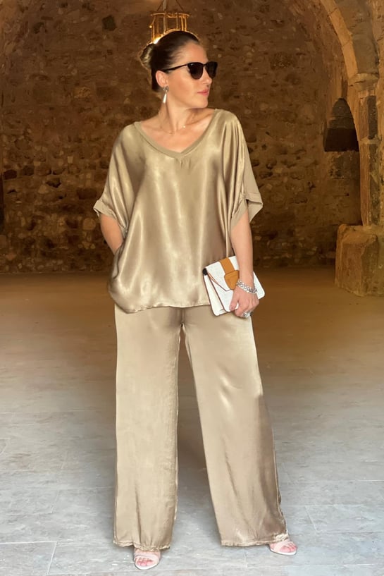 Olivia - Ensemble top en satin à col en V et pantalon à jambes larges