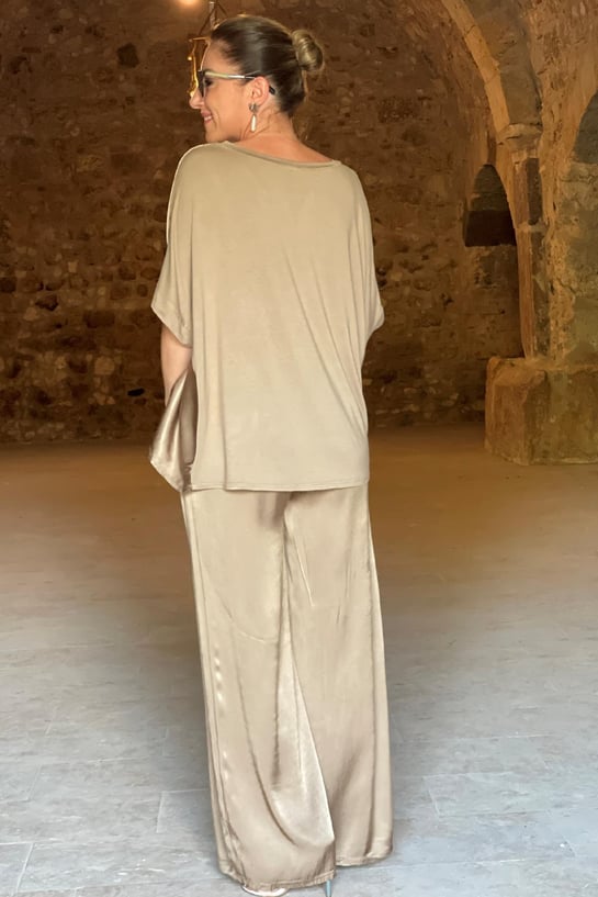 Olivia - Ensemble top en satin à col en V et pantalon à jambes larges