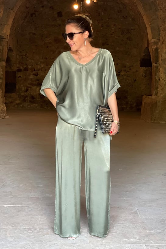 Olivia - Ensemble top en satin à col en V et pantalon à jambes larges