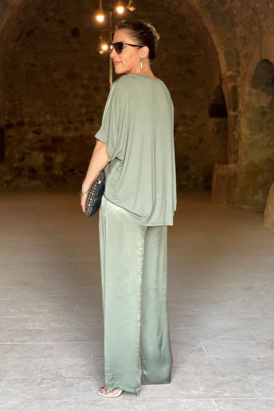 Olivia - Ensemble top en satin à col en V et pantalon à jambes larges