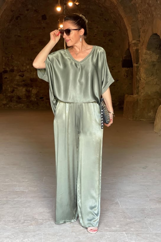 Olivia - Ensemble top en satin à col en V et pantalon à jambes larges