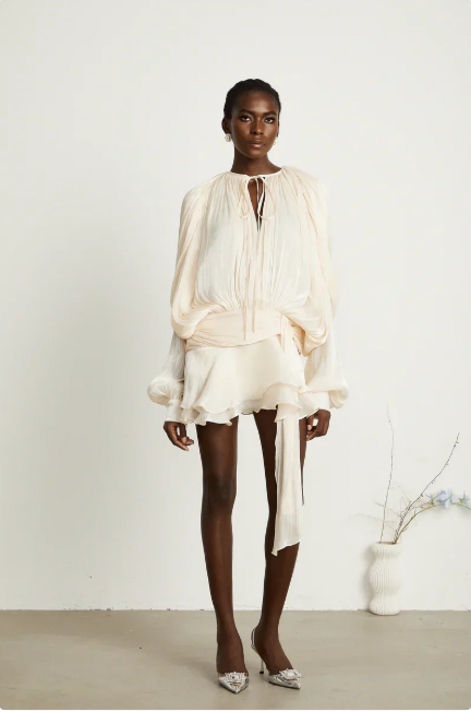 Ava - Blouse Plissée avec Détail de Col Noué