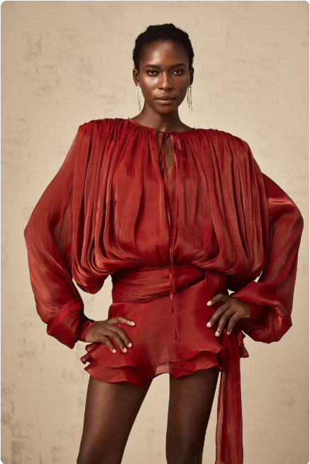 Ava - Blouse Plissée avec Détail de Col Noué