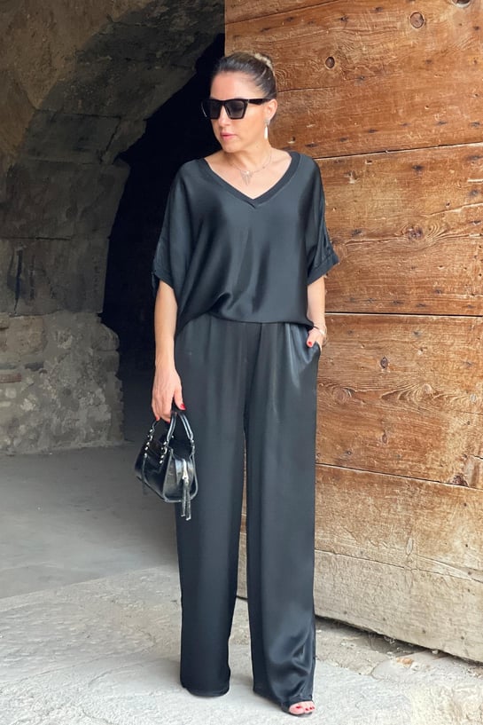 Olivia - Ensemble top en satin à col en V et pantalon à jambes larges