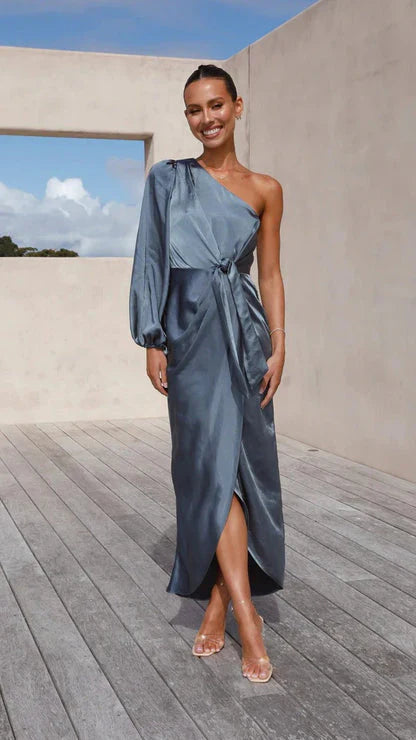 Isabella - Robe Maxi Satinée à Épaule Dégagée