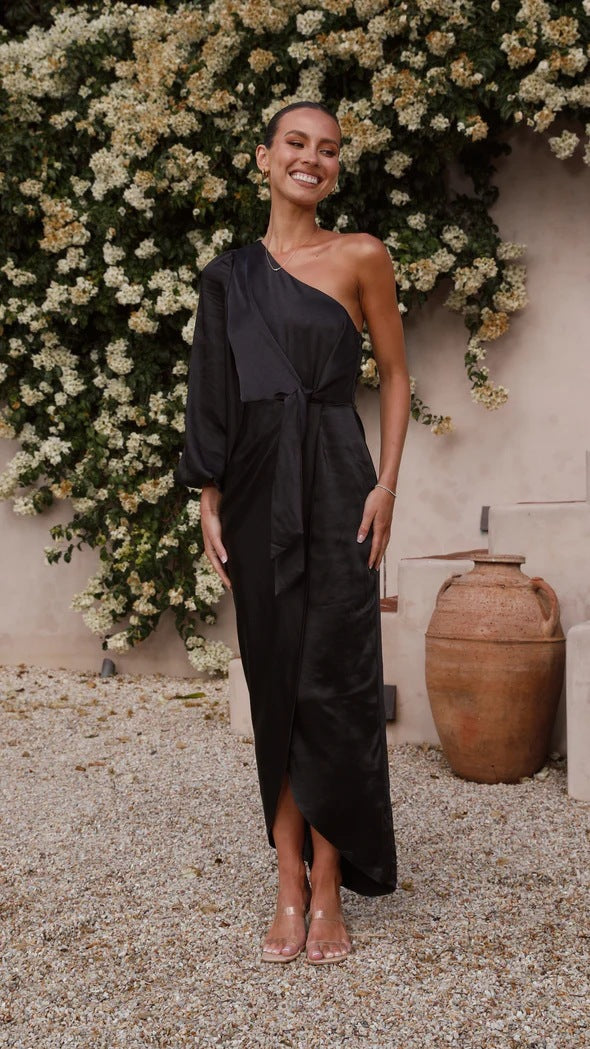 Isabella - Robe Maxi Satinée à Épaule Dégagée