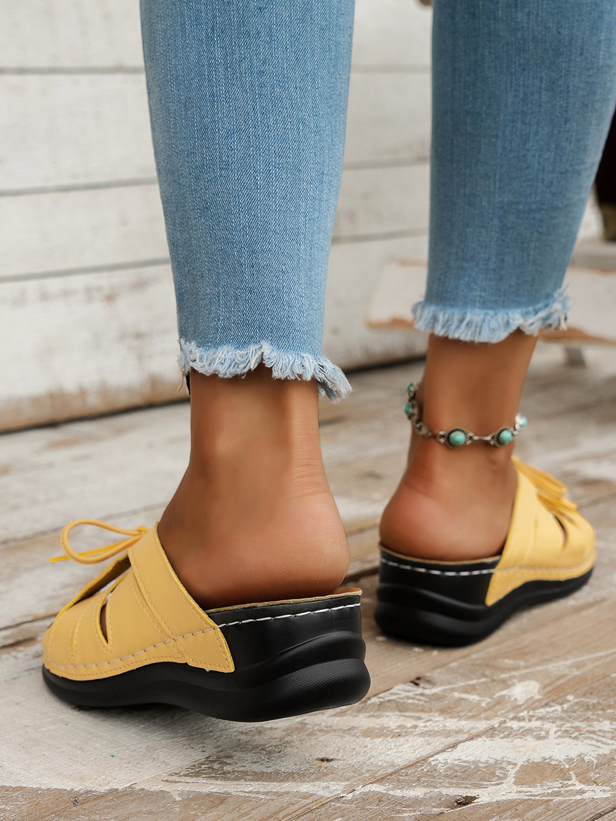 Lyric - Sandales orthopédiques à semelles amortissantes avec design élégant en cuir vegan et nœud sur le devant disponibles en couleurs unies estivales