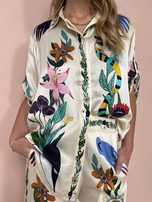 Chloé - Chemise Satinée Moderne et Élégante avec Imprimé Estival Unique