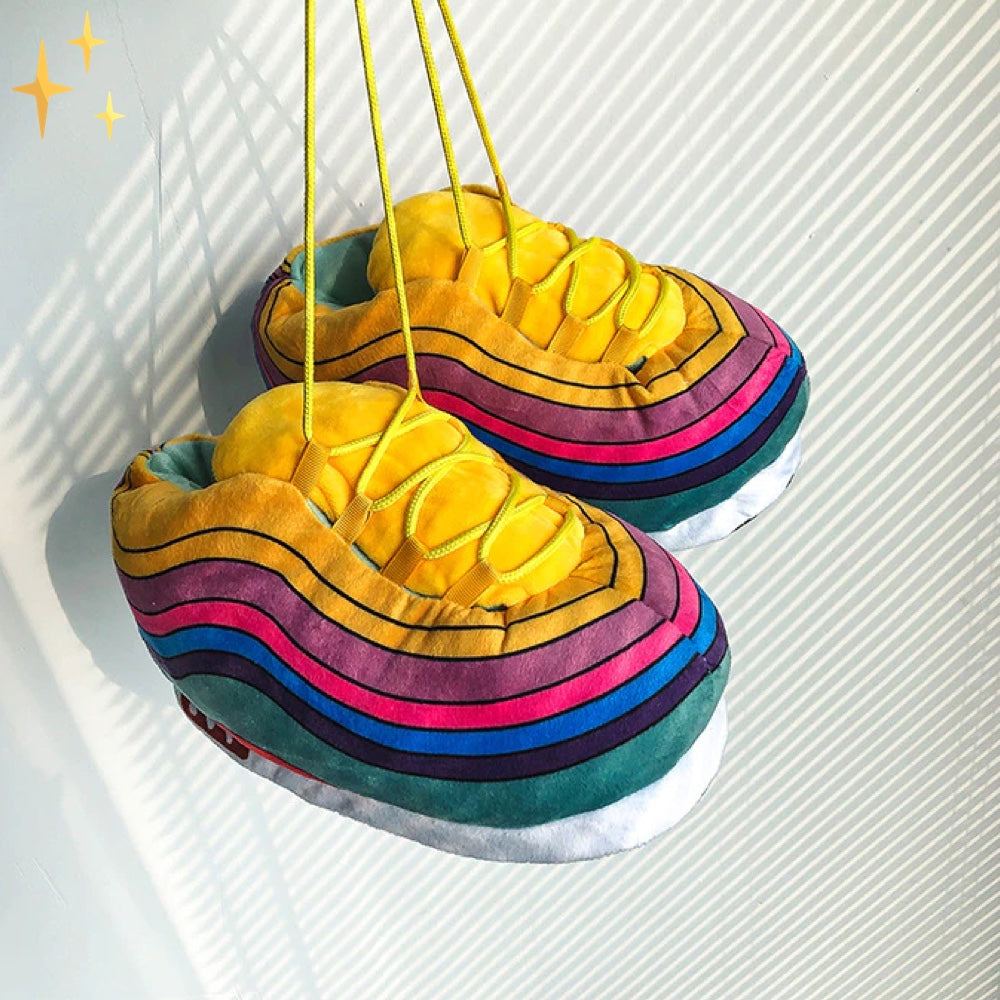 Pantoufles en forme de baskets avec designs colorés tendance et semelle antidérapante pour un confort douillet à la maison