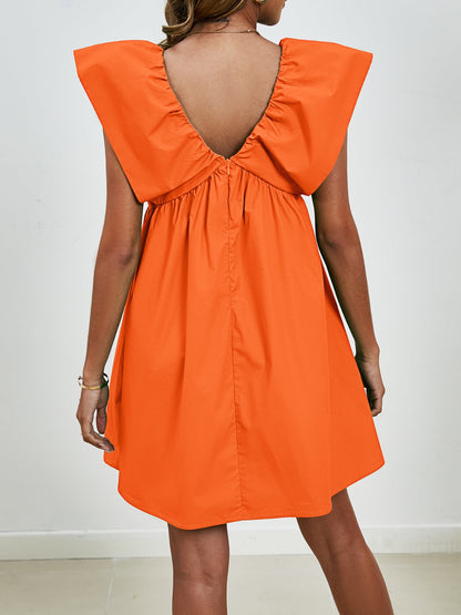 Sienna - Robe mini à col en V avec manches cape et jupe évasée en couleur unie vive