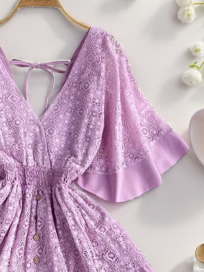 Anna – Robe Mini à Manches Mi-longues avec Dentelle Découpée
