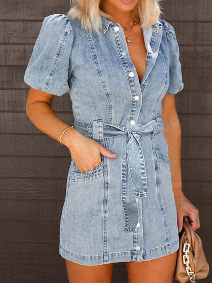 Mabel - Robe en denim à manches courtes avec fermeture à boutons et ceinture cintrée