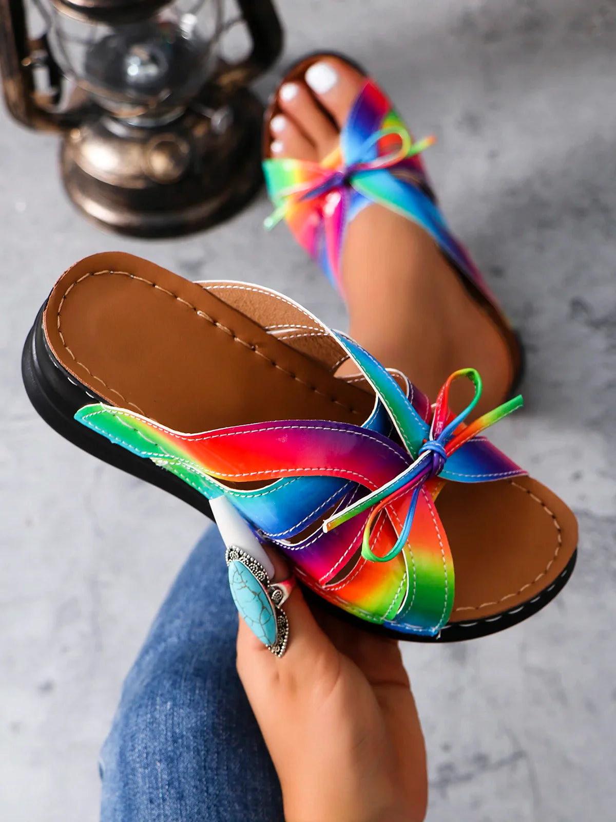 Lyric - Sandales orthopédiques à semelles amortissantes avec design élégant en cuir vegan et nœud sur le devant disponibles en couleurs unies estivales