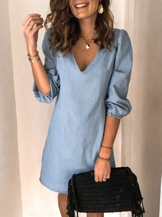 Noémie – Robe Courte en Jean avec Décolleté en V et Manches Mi-Longues