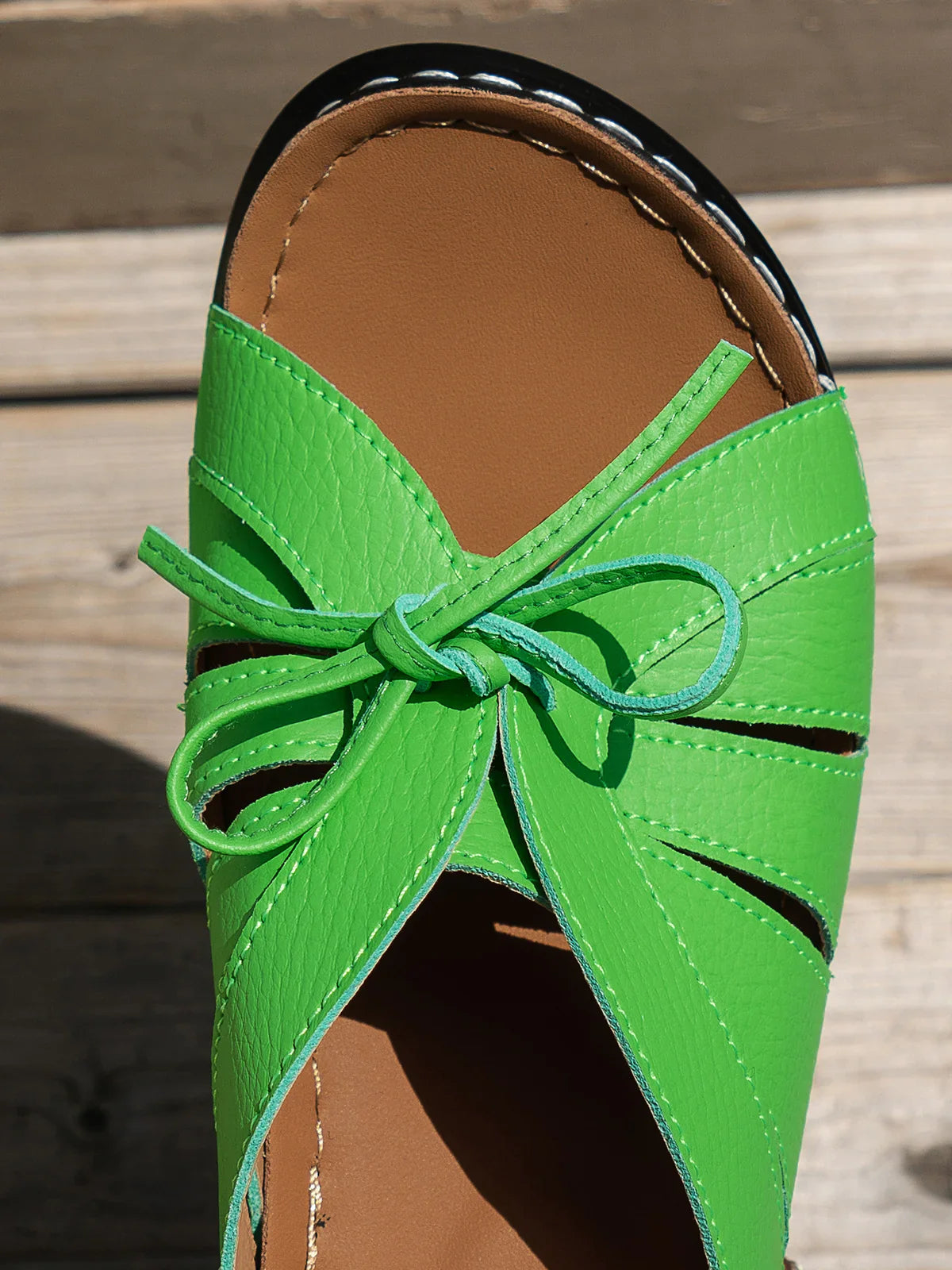 Lyric - Sandales orthopédiques à semelles amortissantes avec design élégant en cuir vegan et nœud sur le devant disponibles en couleurs unies estivales