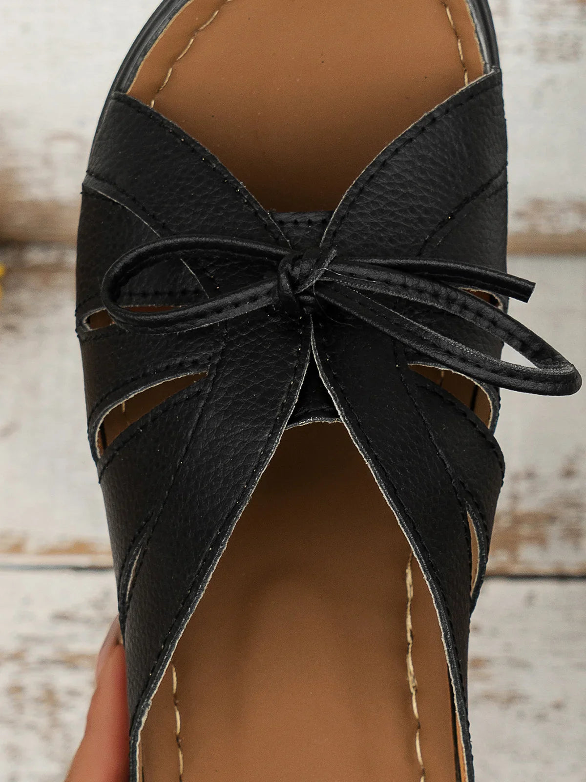 Lyric - Sandales orthopédiques à semelles amortissantes avec design élégant en cuir vegan et nœud sur le devant disponibles en couleurs unies estivales