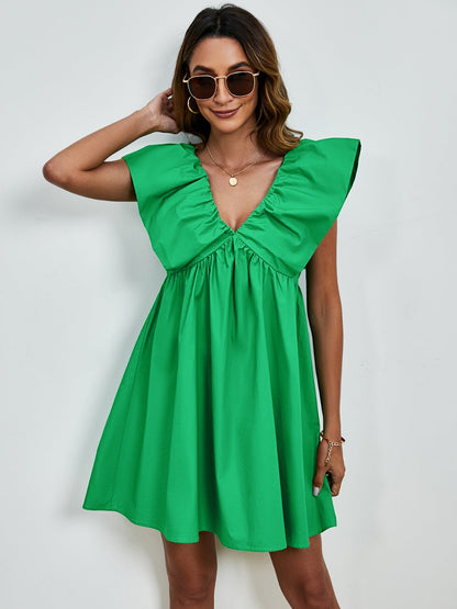 Sienna - Robe mini à col en V avec manches cape et jupe évasée en couleur unie vive