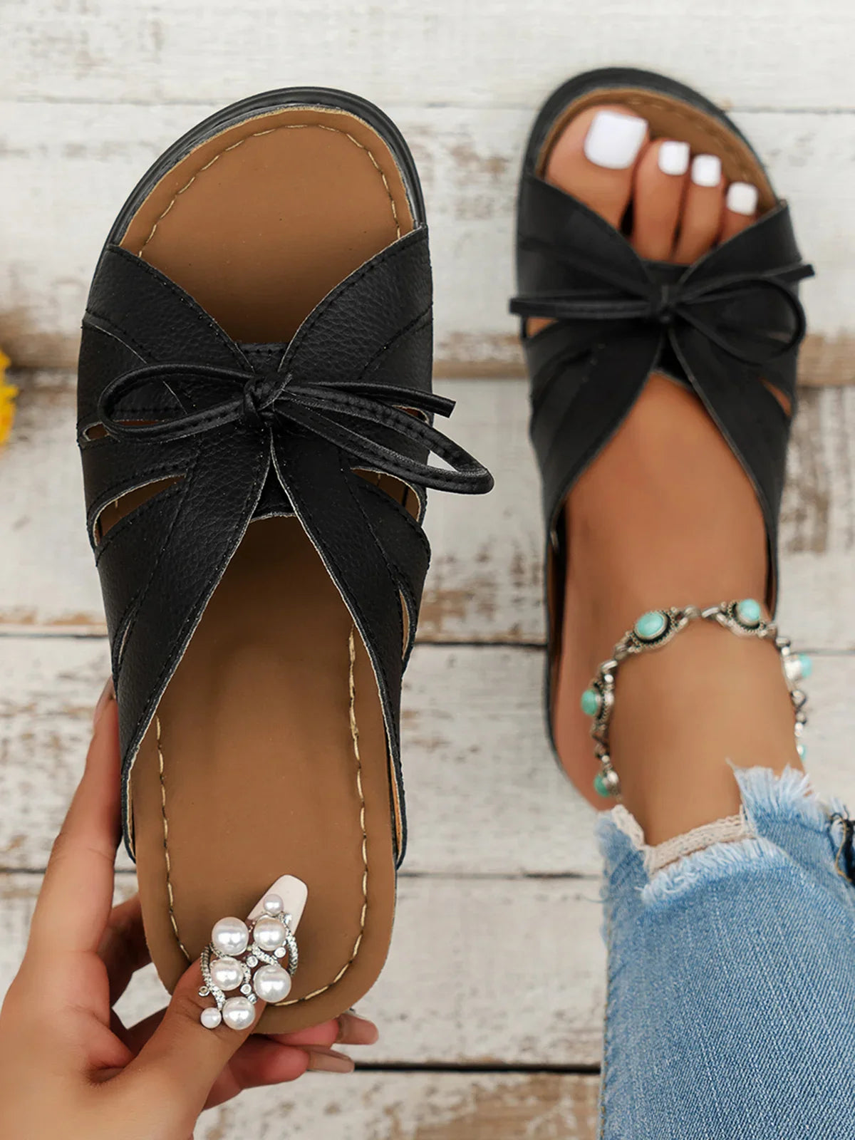 Lyric - Sandales orthopédiques à semelles amortissantes avec design élégant en cuir vegan et nœud sur le devant disponibles en couleurs unies estivales