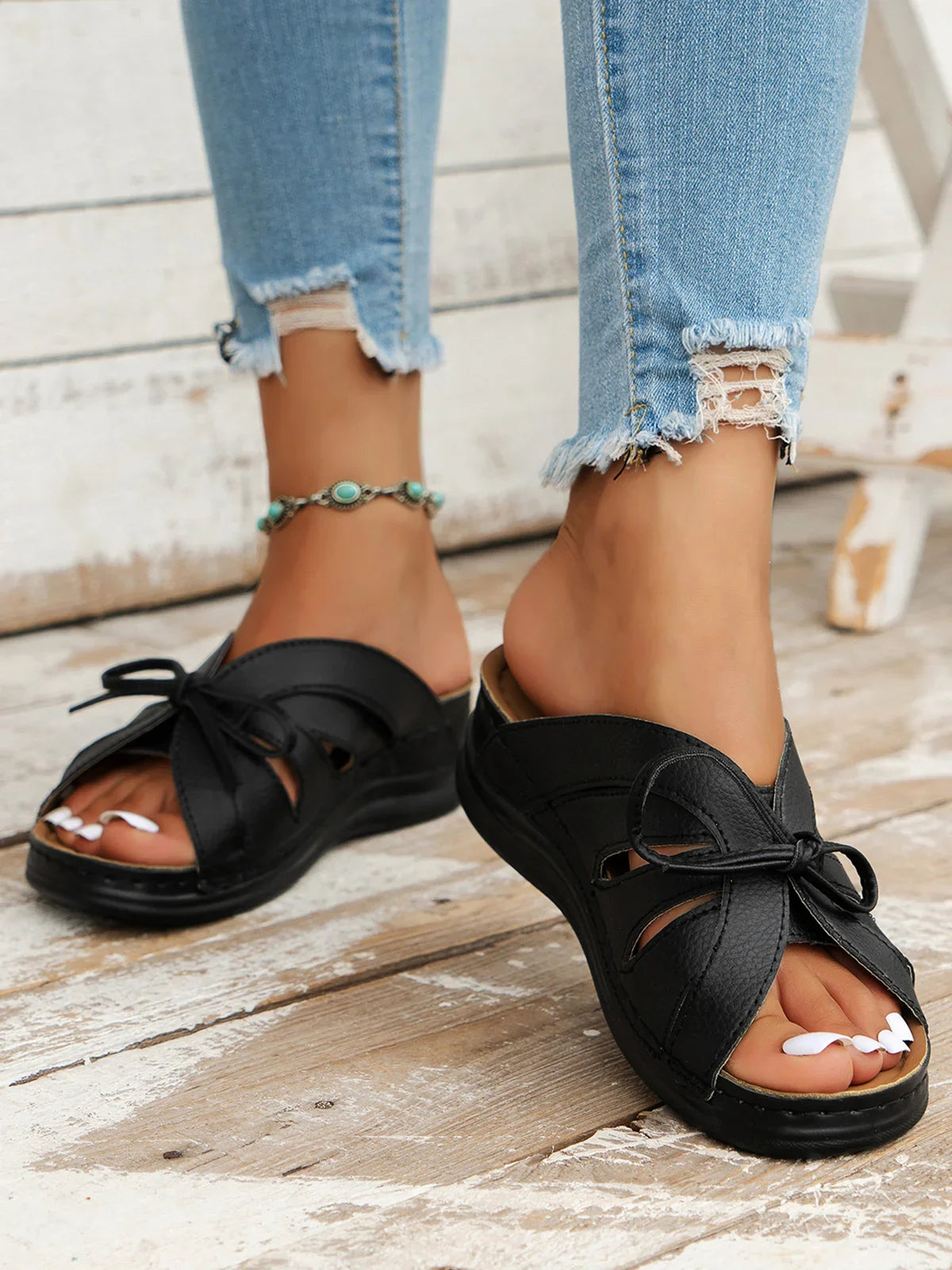 Lyric - Sandales orthopédiques à semelles amortissantes avec design élégant en cuir vegan et nœud sur le devant disponibles en couleurs unies estivales