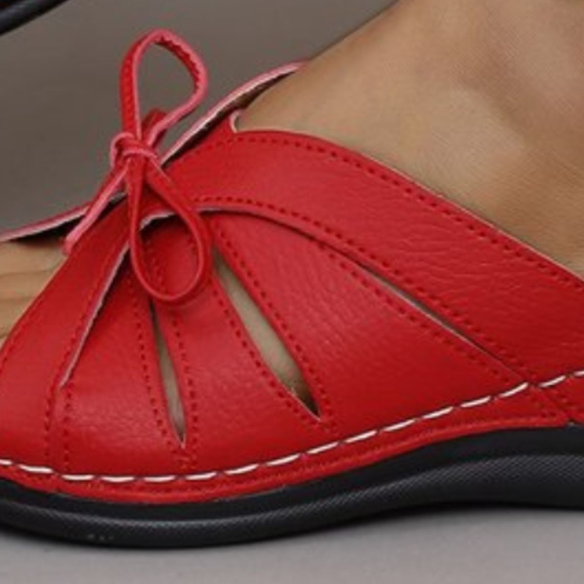 Eden - Sandales à Enfiler Confortables en Cuir Végan avec Bout Ouvert Talon Bas et Noeud