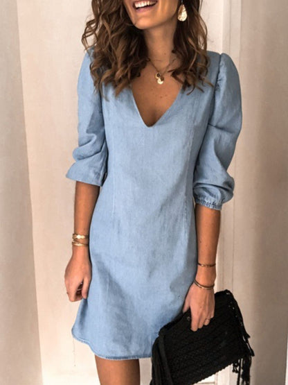 Noémie – Robe Courte en Jean avec Décolleté en V et Manches Mi-Longues