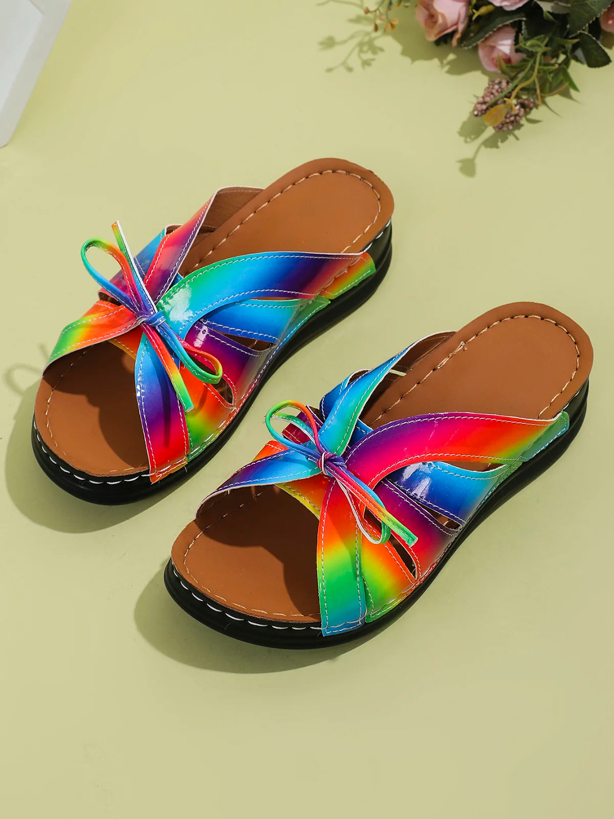 Lyric - Sandales orthopédiques à semelles amortissantes avec design élégant en cuir vegan et nœud sur le devant disponibles en couleurs unies estivales