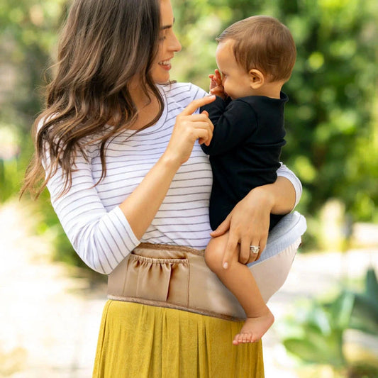 porte-bébé ergonomique avec velcro et poches latérales pour les tout-petits et les enfants d'âge préscolaire