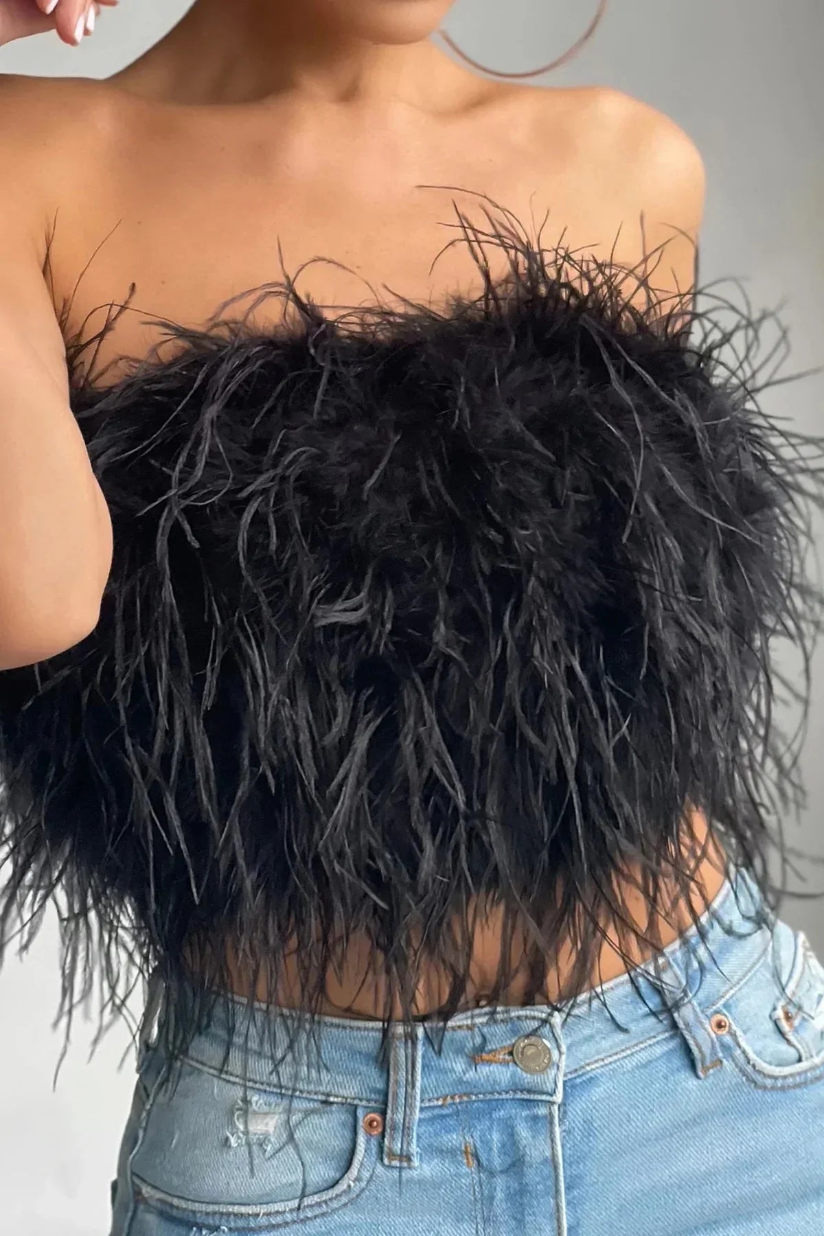 Delphine Top en Plumes | Le crop top en plumes élégant est une tendance phare cette année
