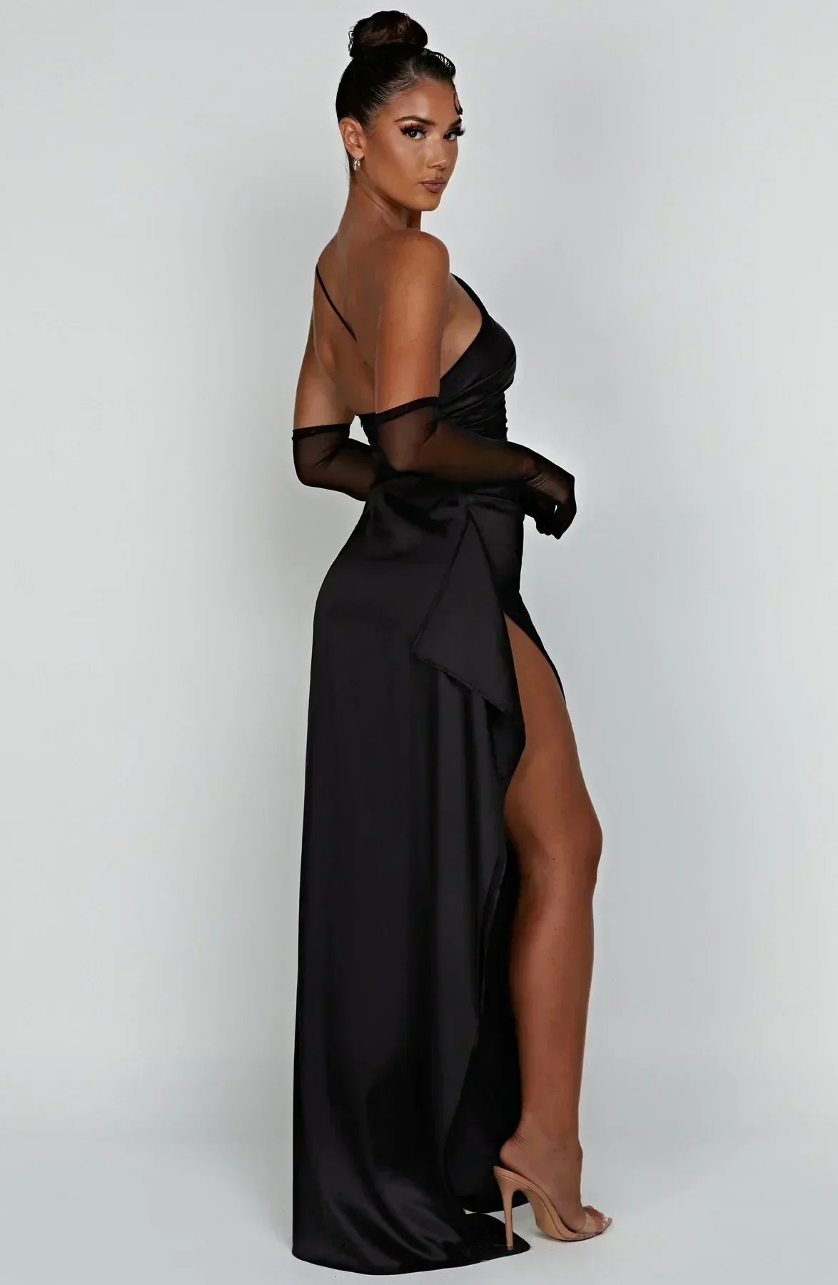Ava - Robe Maxi Satinée à Fente avec Épaule Dégagée