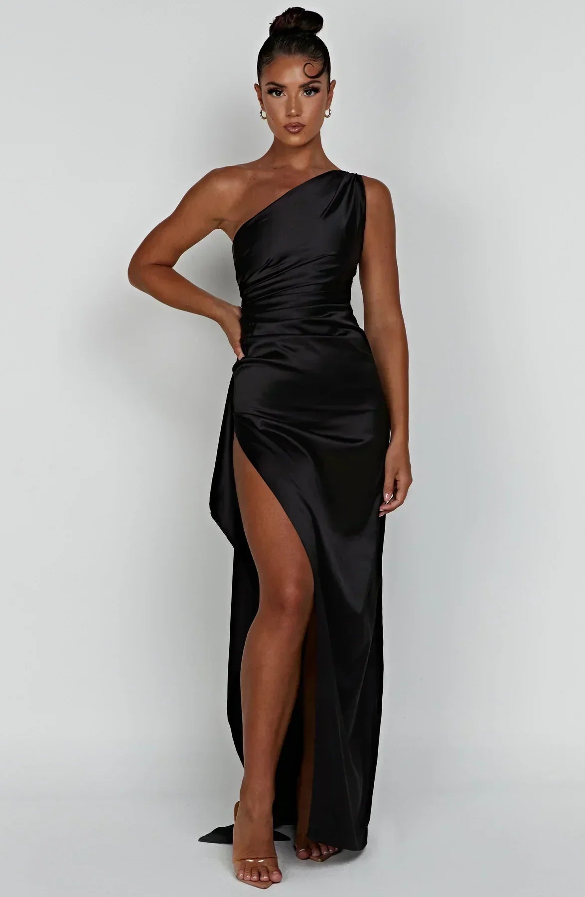 Ava - Robe Maxi Satinée à Fente avec Épaule Dégagée