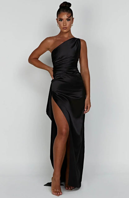 Ava - Robe Maxi Satinée à Fente avec Épaule Dégagée